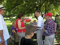 Burmistrz Sławkowa wręcza pamiątkowy album pani Marii Soboń