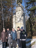 Uczestnicy SYBERIADY pod pomnikiem Francesco Nullo